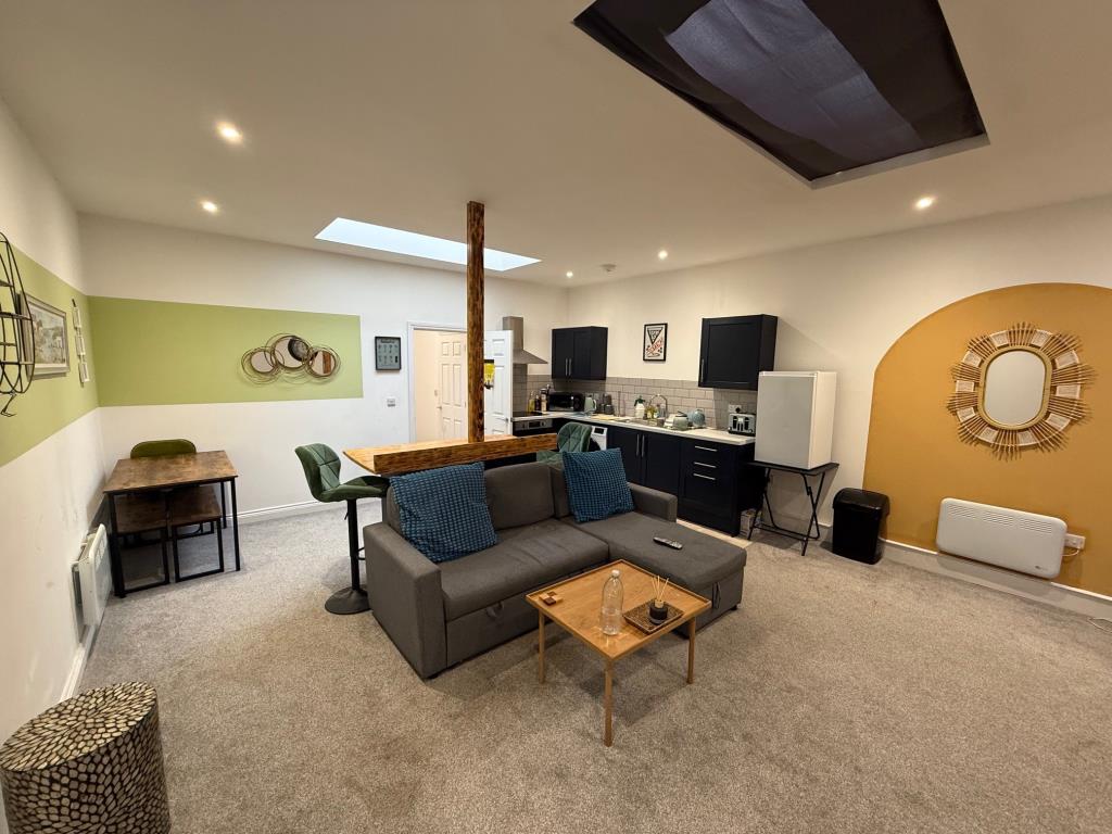 Lot: 100 - FREEHOLD MIXED COMMERCIAL AND RESIDENTIAL INVESTMENT - living room with kitchen in the background